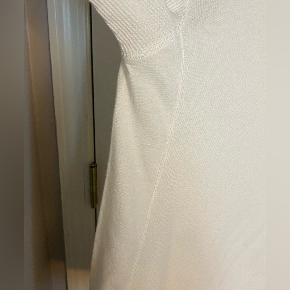 Levi’s Cream Long Sleeve Henley w/ Levi’s Graphic - Picture 4 of 4